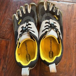 Toes shoes
